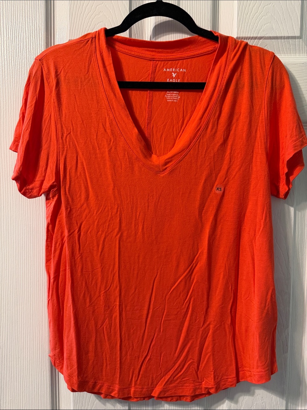 American Eagle Outfitters Women's V-Neck Tee in Vibrant Orange